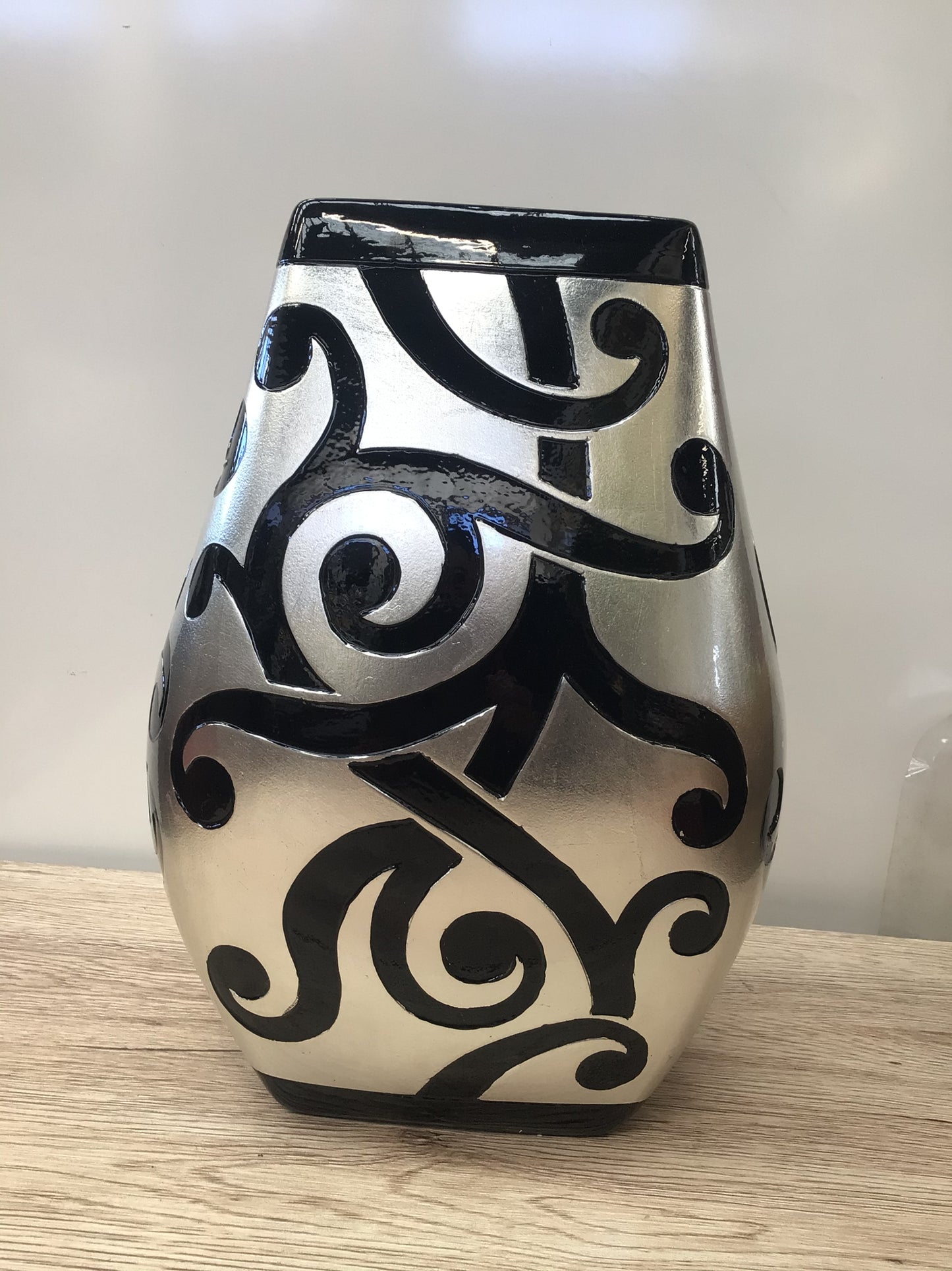 Vase (silver & black) swirl